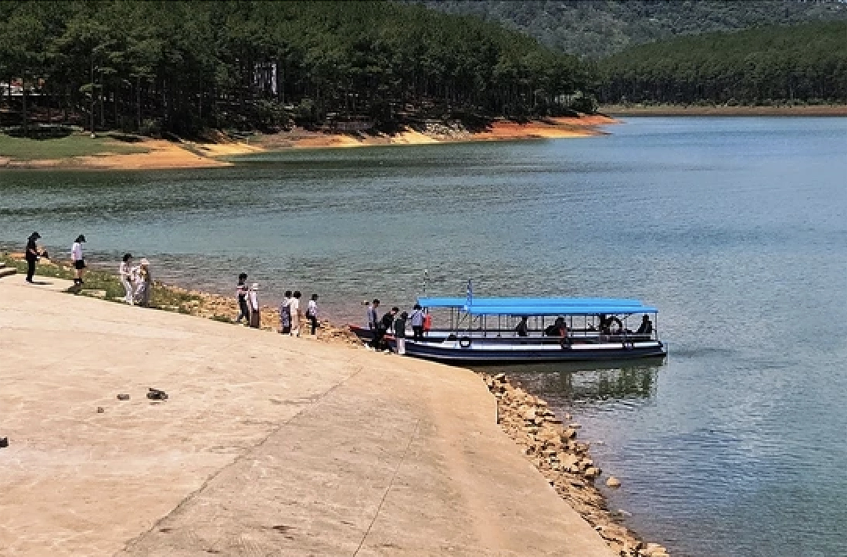 Dân sinh - Bất chấp chỉ đạo của UBND tỉnh Lâm Đồng, du thuyền vẫn hoạt động trên hồ Tuyền Lâm (Hình 4).