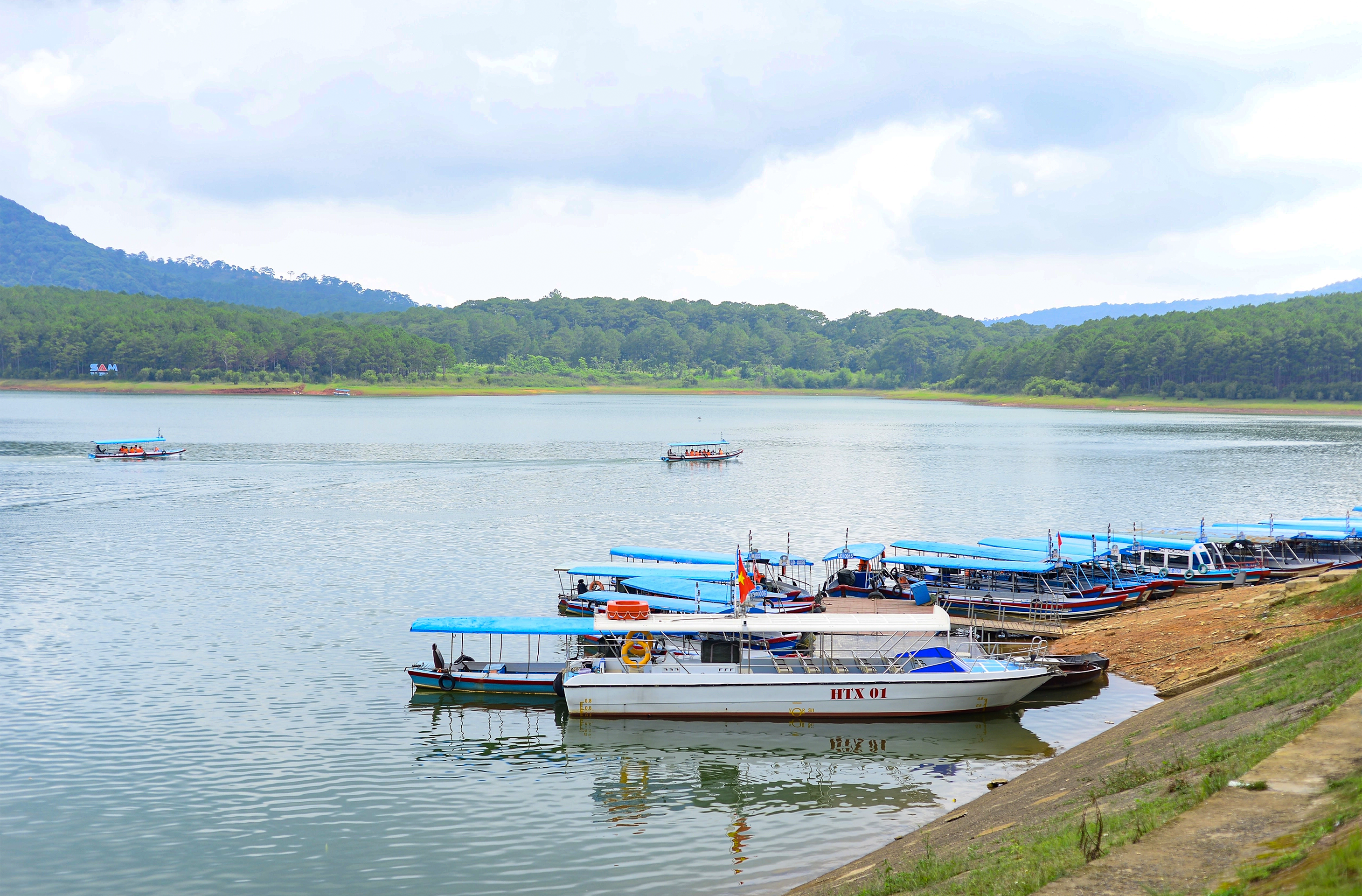 Dân sinh - Bất chấp chỉ đạo của UBND tỉnh Lâm Đồng, du thuyền vẫn hoạt động trên hồ Tuyền Lâm (Hình 8).