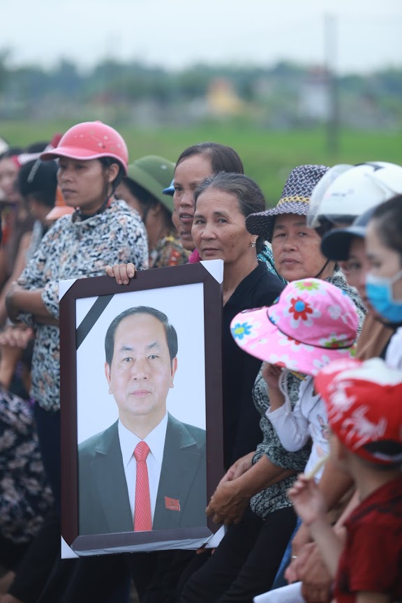 Chính trị - Người dân Ninh Bình ôm di ảnh Chủ tịch nước Trần Đại Quang chờ đón linh cữu (Hình 14).