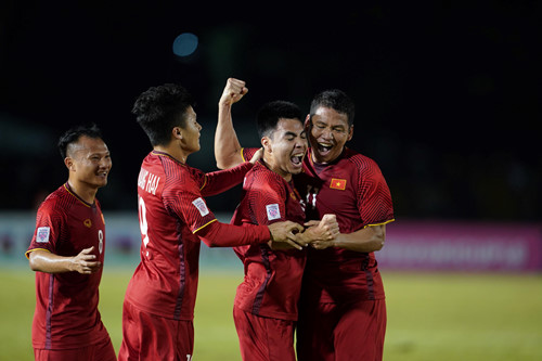 Thể thao - Trực tiếp bóng đá AFF Cup 2018 Việt Nam-Philippines : Chiến thắng 2-1, ĐTQG Việt Nam đang trên thế thắng cho trận bán kết lượt về (Hình 8).