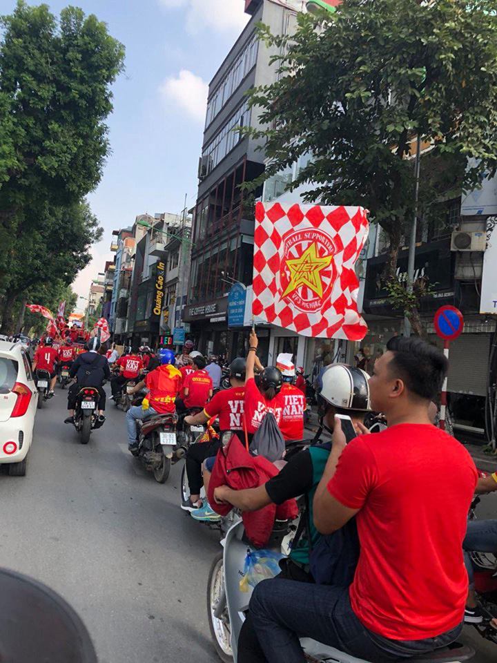 Tin nhanh - Trước giờ G trận bán kết Việt Nam - Philippines: Cổ động viên đổ về Mỹ Đình tiếp lửa (Hình 4).