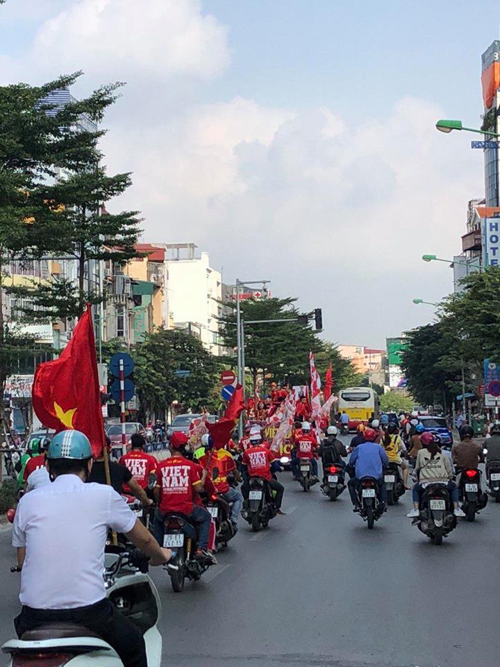 Tin nhanh - Trước giờ G trận bán kết Việt Nam - Philippines: Cổ động viên đổ về Mỹ Đình tiếp lửa (Hình 7).