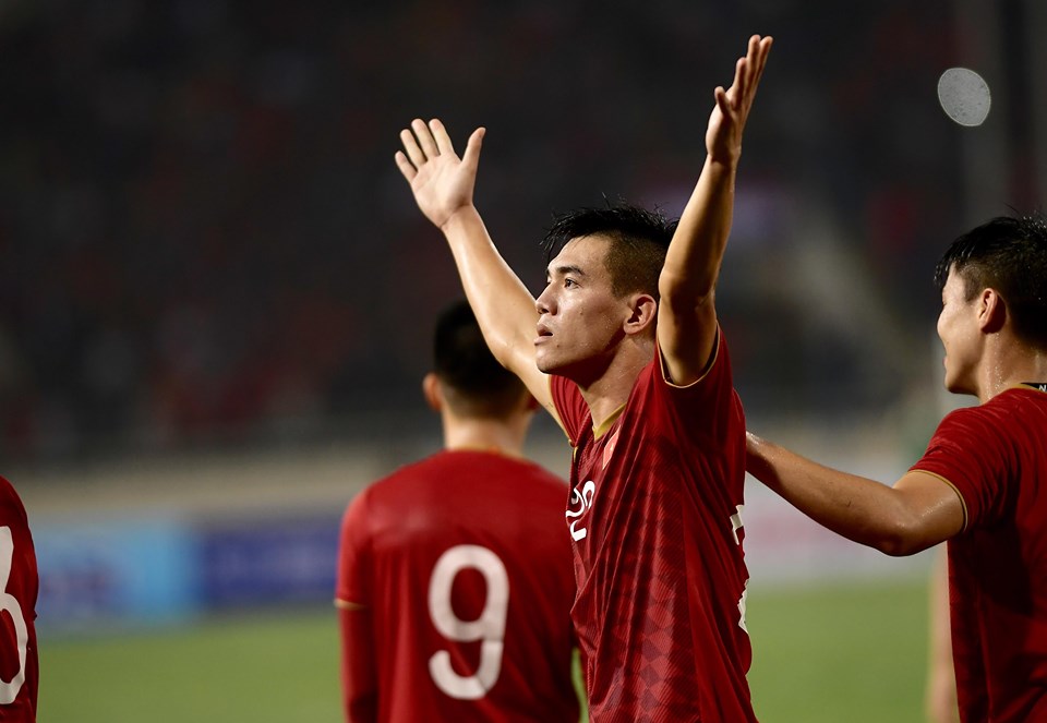 Thể thao - Trực tiếp bóng đá vòng loại WC 2022 Việt Nam vs UAE: Tiến Linh tung cú sút 'quỷ khốc thần sầu' xé toạc lưới UAE (Hình 2).