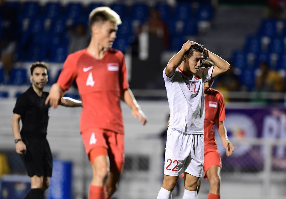 Thể thao - Trực tiếp bóng đá SEA Games 30 Việt Nam vs Singapore: Pha đánh đầu như đạn pháo của Đức Chinh nã toạc lưới Singapore  (Hình 2).