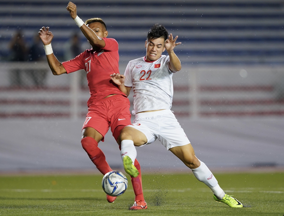 Thể thao - Trực tiếp bóng đá SEA Games 30 Việt Nam vs Singapore: Pha đánh đầu như đạn pháo của Đức Chinh nã toạc lưới Singapore  (Hình 4).