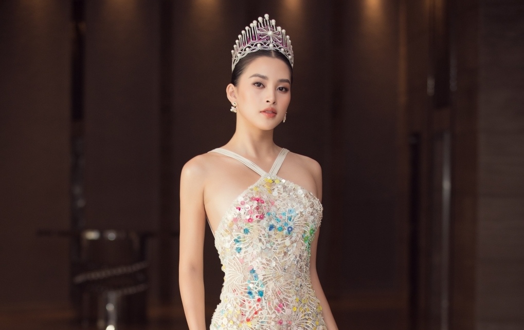 Nữ hoàng thảm đỏ lần này lại gọi tên Hoa hậu Tiểu Vy, khi cô sải bước đến sự kiện trong bộ cánh xuyên thấu của NTK Công Trí.