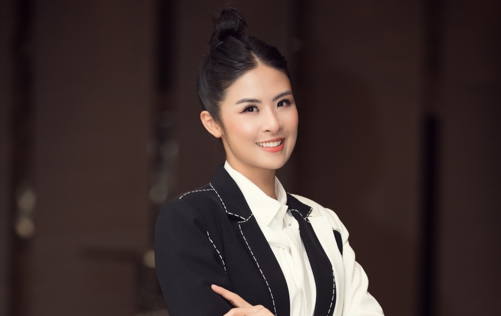 Hoa hậu Ngọc Hân nổi bật dù thả dáng cùng tông màu đen trắng.