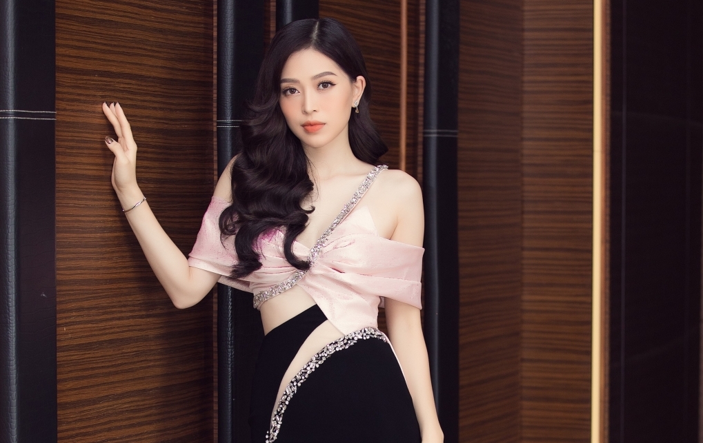 Á hậu Phương Nga gây thương nhớ khi kết hợp giữa hai tông màu chủ đạo hồng và đen. Bộ cánh không chỉ tôn lên nước da trắng mịn mà còn khéo léo khoe chân đôi dài với đường váy xẻ cao.