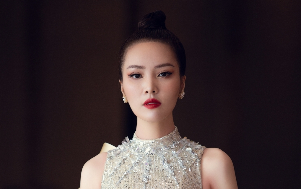 Á hậu Thụy Vân hút hồn với bộ cánh khoe đường cong gợi cảm.