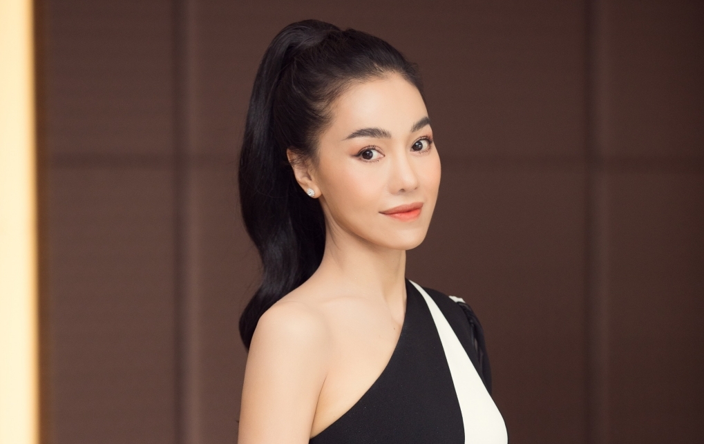 Nổi bật giữa rừng hoa, “Bà trùm Hoa hậu” Phạm Kim Dung sở hữu vẻ đẹp sắc sảo, mặn mà không hề kém cạnh dàn hậu trẻ tuổi.