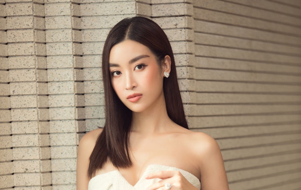 Hoa hậu Đỗ Mỹ Linh xuất hiện trong buổi họp báo với thiết kế đầy thanh lịch của NTK Lê Thanh Hoà. Sau 4 năm đăng quang, nàng hậu liên tục khẳng định mình ở nhiều lĩnh vực khác nhau.