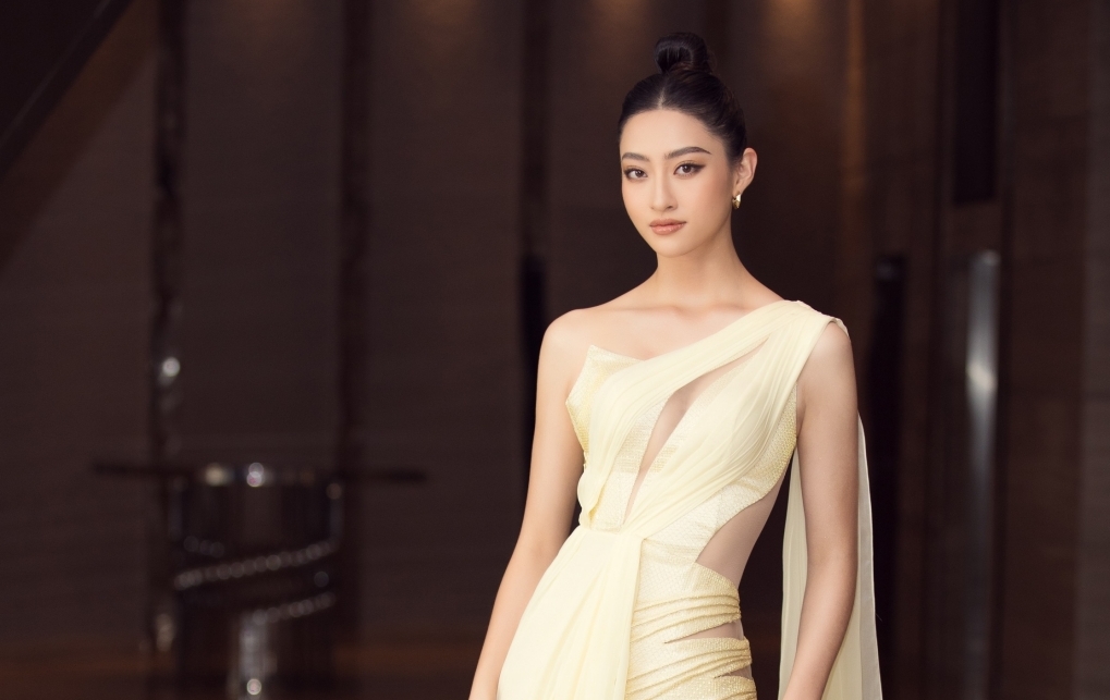 Sở hữu gương mặt sắc lạnh đầy thần thái, Lương Thuỳ Linh luôn trở thành tâm điểm mỗi khi xuất hiện dù trong bất kỳ phong cách nào. Trong cuộc họp báo lần này, cô nàng sẽ cùng Vũ Mạnh Cường đảm nhận vai trò người dẫn chương trình.