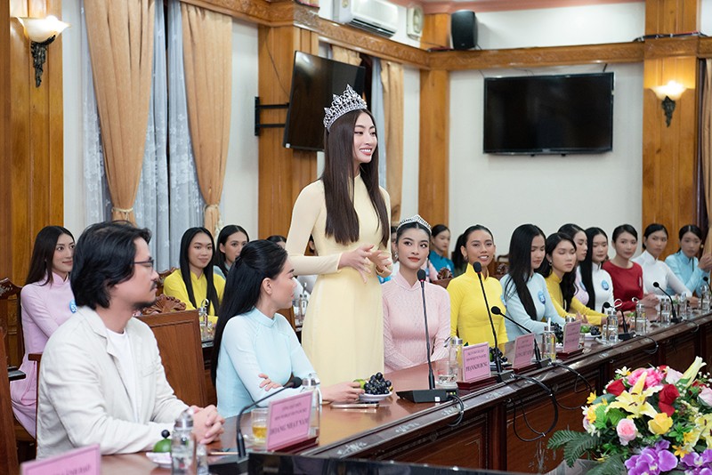 Văn hoá - Thí sinh Miss World Vietnam 2022 dâng hương tại nghĩa trang liệt sĩ Tp.Quy Nhơn (Hình 4).