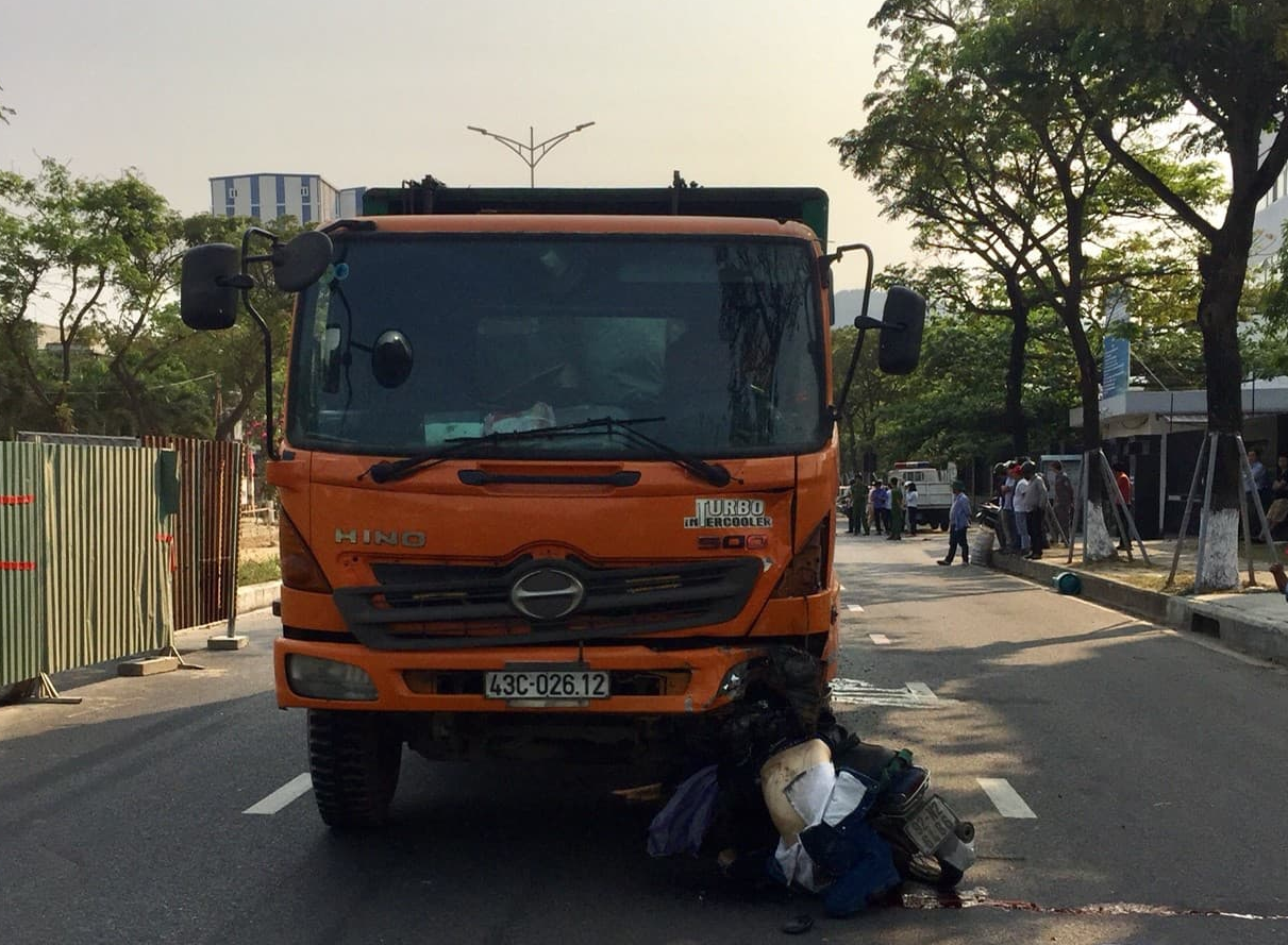 Tin nhanh - Va chạm với xe dọn rác, thanh niên chở gas tử vong tại chỗ