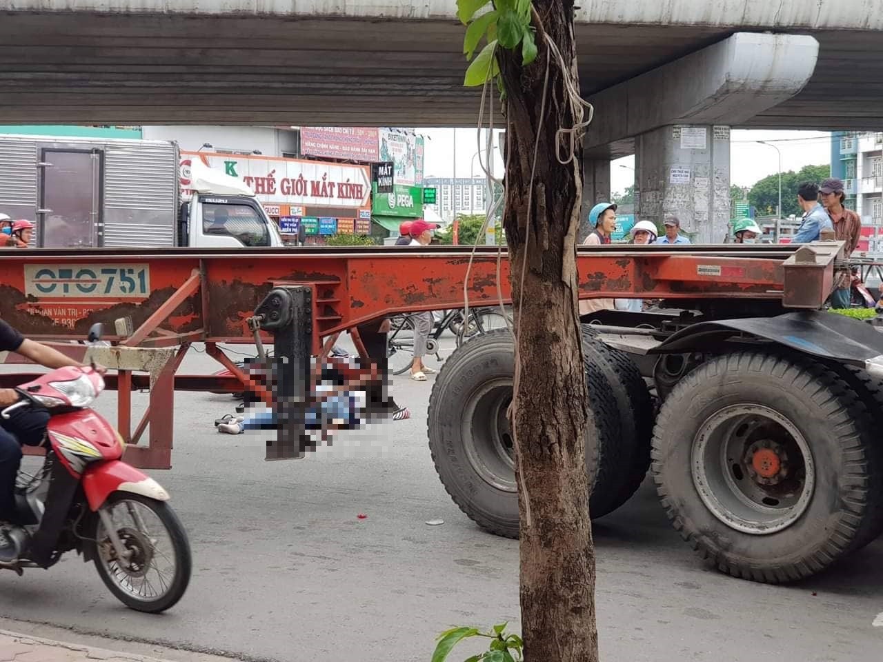 Tin nhanh - Xe đầu kéo container tông xe máy dừng đèn đỏ,  chồng ôm xác vợ khóc thảm thiết (Hình 2).