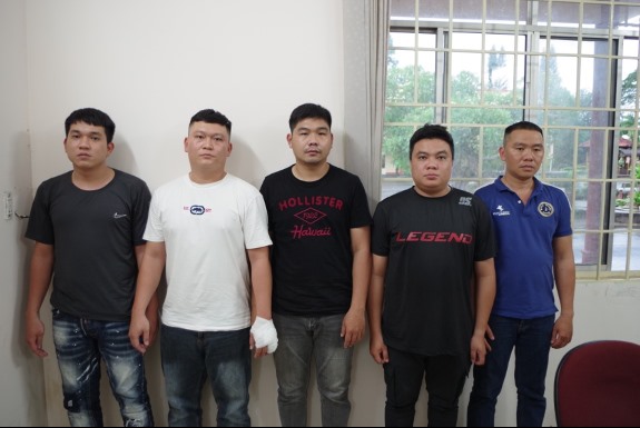 An ninh - Hình sự - Đồng Nai: Tạm giữ 5 đối tượng đánh gục 3 người đi ô tô trước quán karaoke