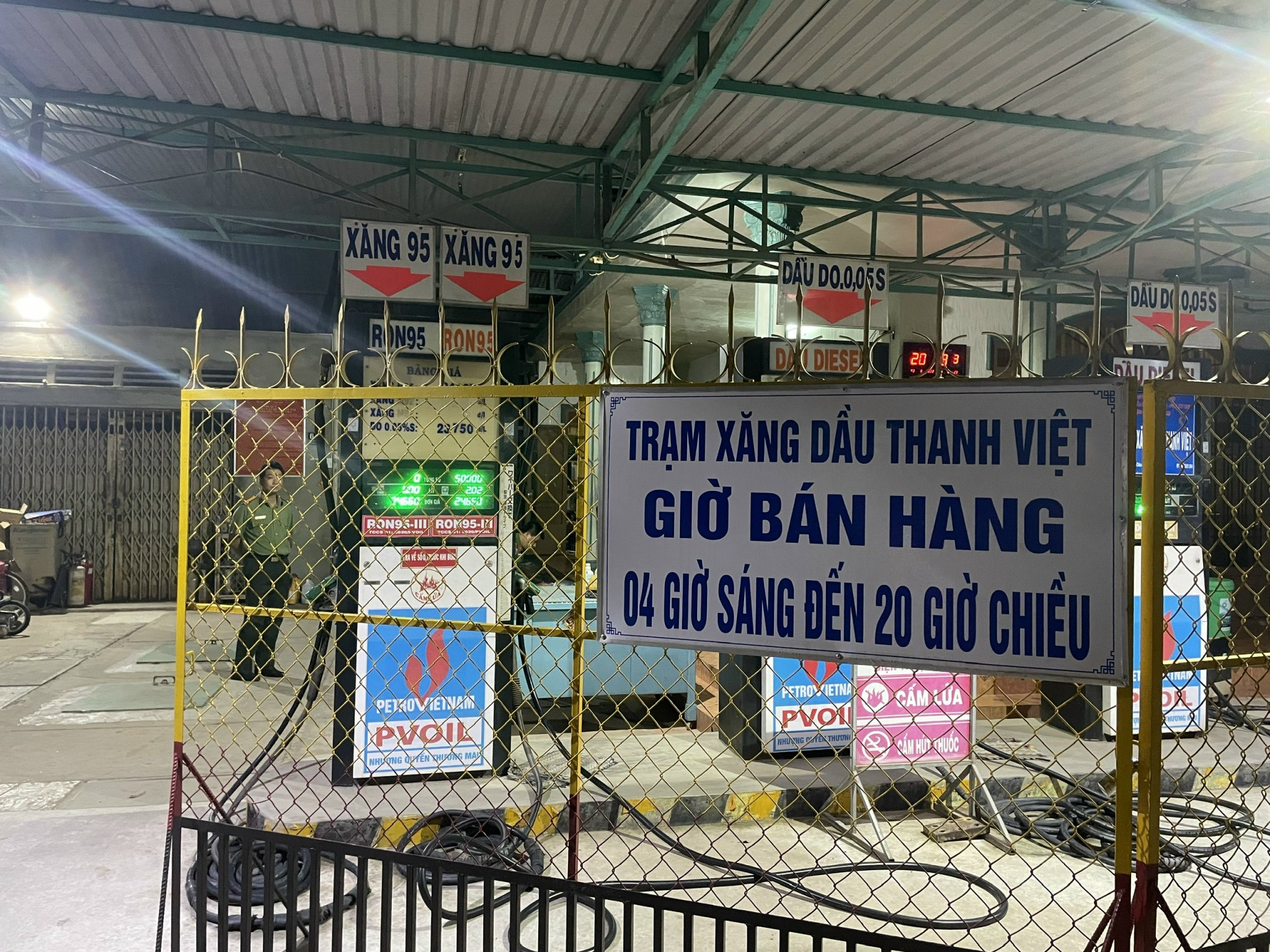 Tiêu dùng & Dư luận - Phạt một cửa hàng ngưng bán xăng dầu sớm hơn thời gian niêm yết