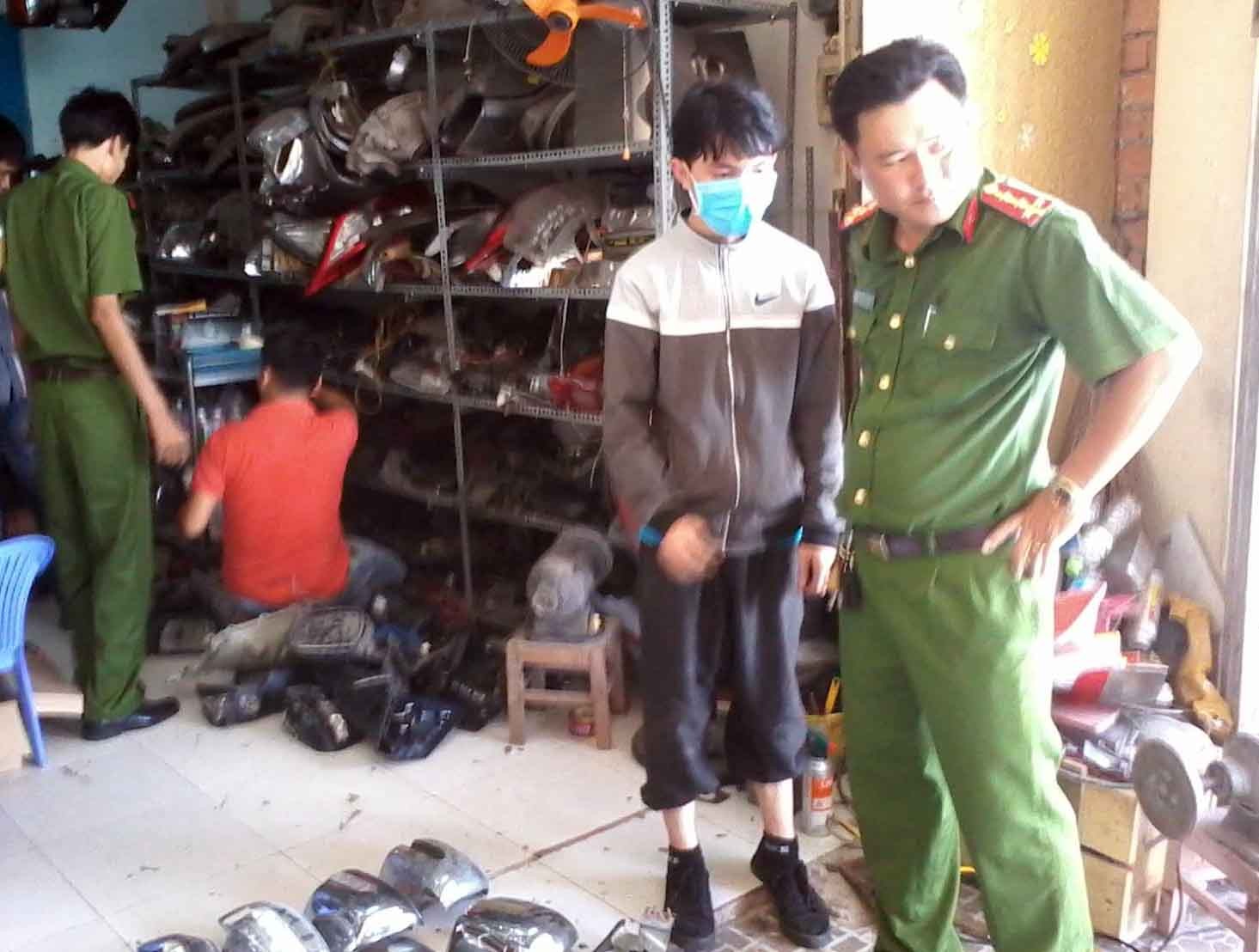An ninh - Hình sự - Bắt “nóng” kẻ bẻ trộm hàng loạt gương chiếu hậu ô tô