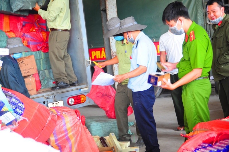 Tin nhanh - Tây Ninh: Tiêu hủy gần 600.000 gói thuốc lá giả nhập lậu (Hình 2).