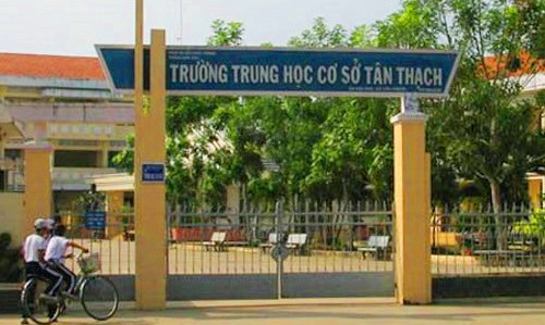 Bênh bạn, học sinh lớp 8 văng tục, bóp cổ cô giáo ngay tại lớp