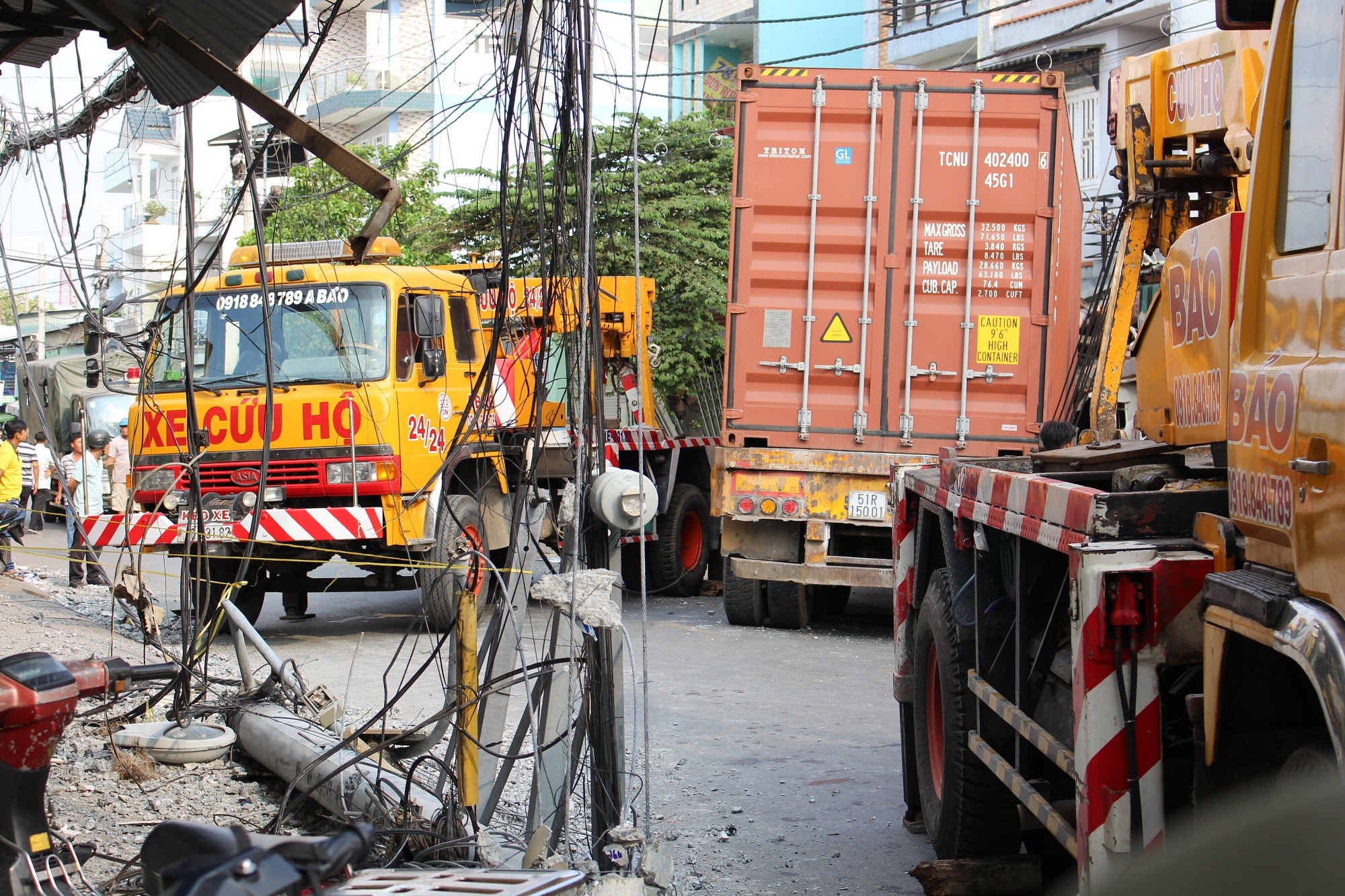 Tin nhanh - Container tông sập nhà dân, cày nát trụ điện, tài xế thoát chết trong gang tấc