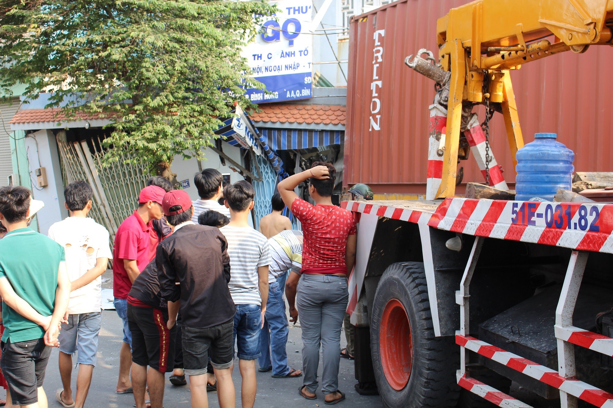 Tin nhanh - Container tông sập nhà dân, cày nát trụ điện, tài xế thoát chết trong gang tấc (Hình 4).