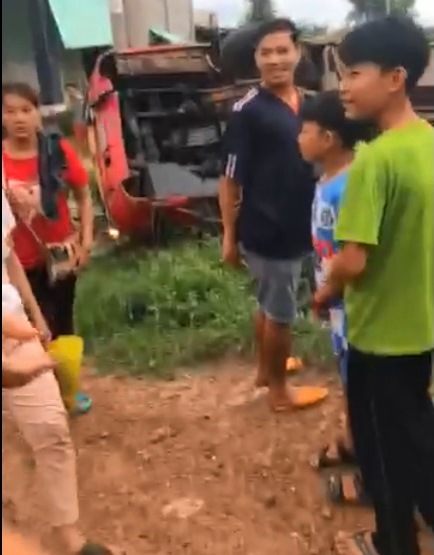 Tin nhanh - Tây Ninh: Xe đưa đón công nhân bất ngờ lật ngửa, nhiều người hốt hoảng