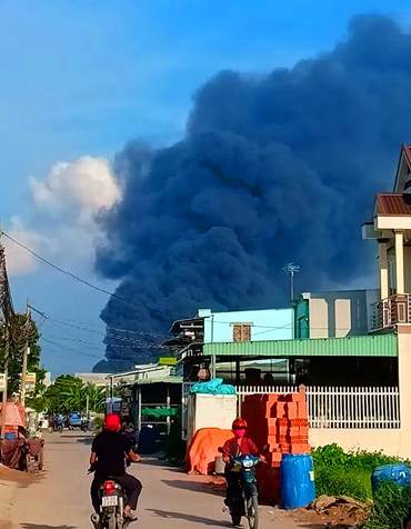 Tin nhanh - Long An: Cháy lớn tại công ty sản xuất hộp đựng cơm (Hình 2).