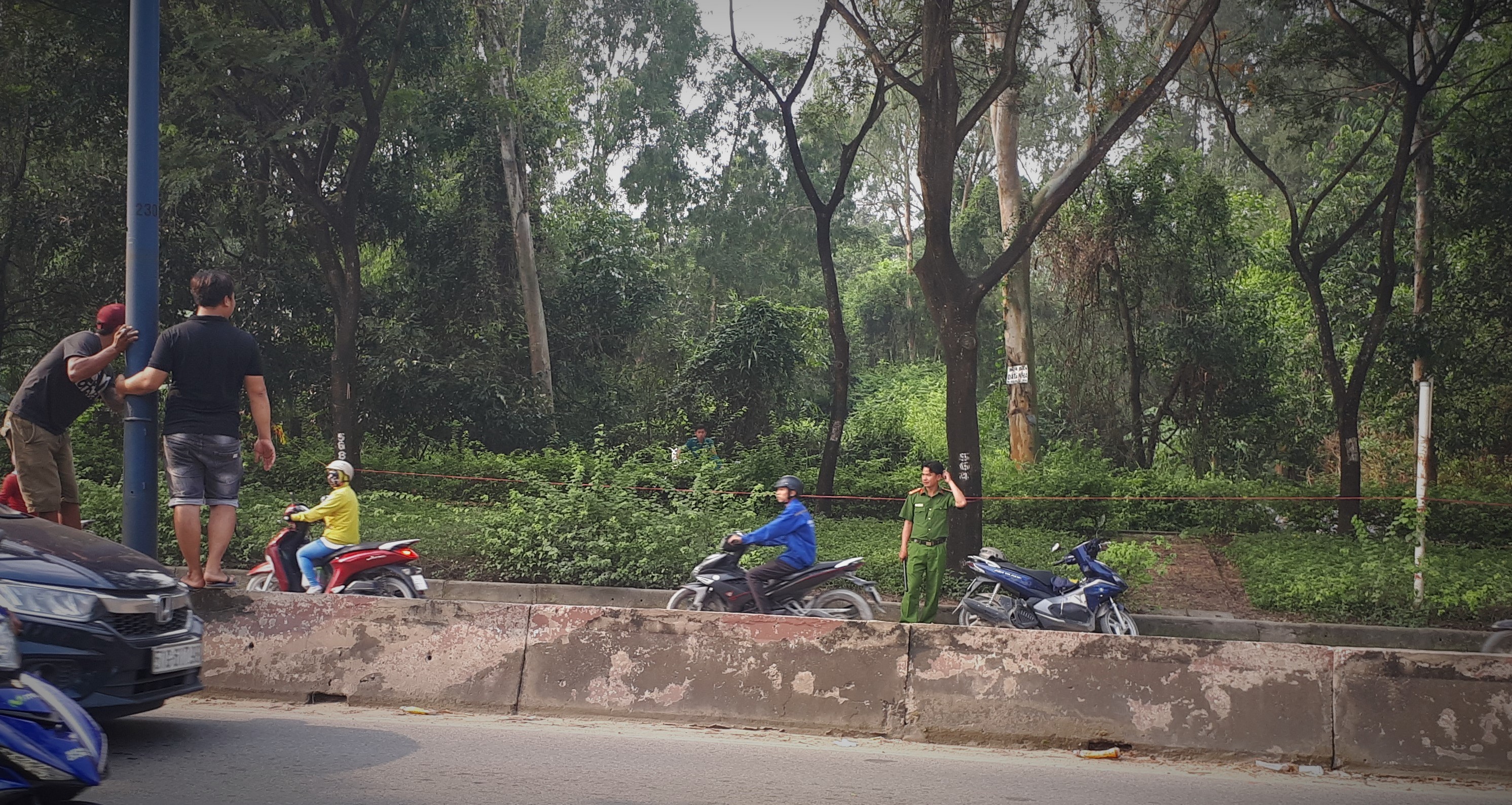 An ninh - Hình sự - Hiện trường phát hiện thi thể người đàn ông tử vong trong tư thế treo cổ ở khu đất vắng