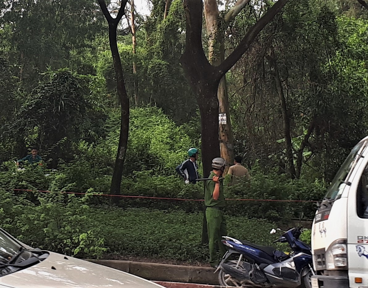 An ninh - Hình sự - Hiện trường phát hiện thi thể người đàn ông tử vong trong tư thế treo cổ ở khu đất vắng (Hình 2).