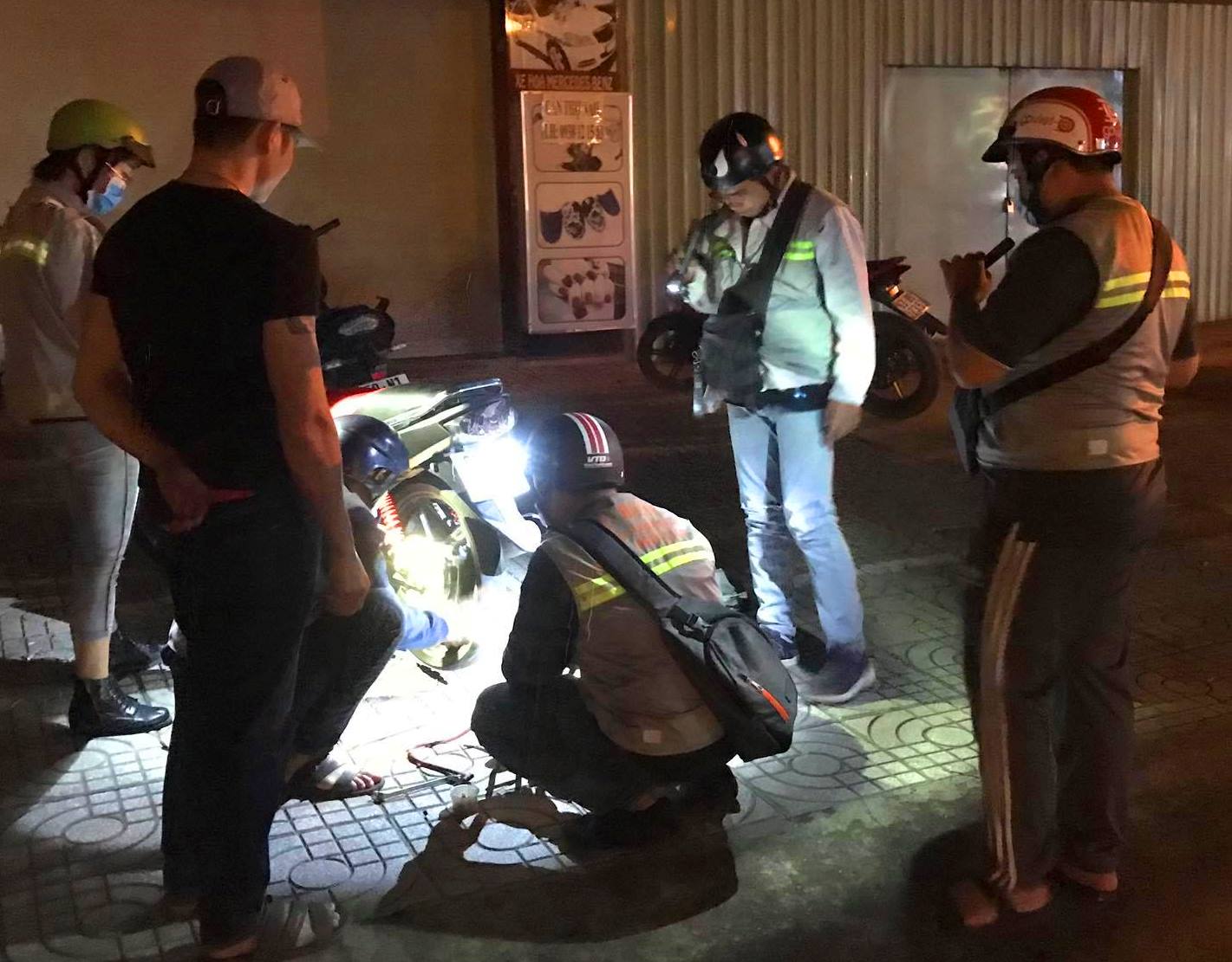 Dân sinh - Theo chân những thanh niên thức trắng đêm vá xe miễn phí, đưa “ma men” về nhà (Hình 3).