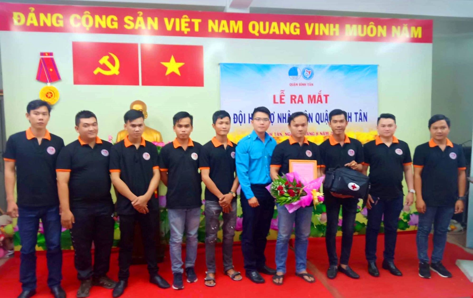 Dân sinh - Theo chân những thanh niên thức trắng đêm vá xe miễn phí, đưa “ma men” về nhà