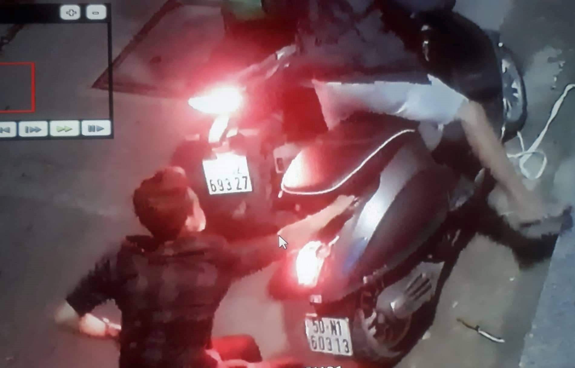 An ninh - Hình sự - Vụ táo tợn dí dao vào cổ nạn nhân, cướp xe Vespa: Nghi vấn hung thủ có thể đã thực hiện nhiều vụ trộm (Hình 2).