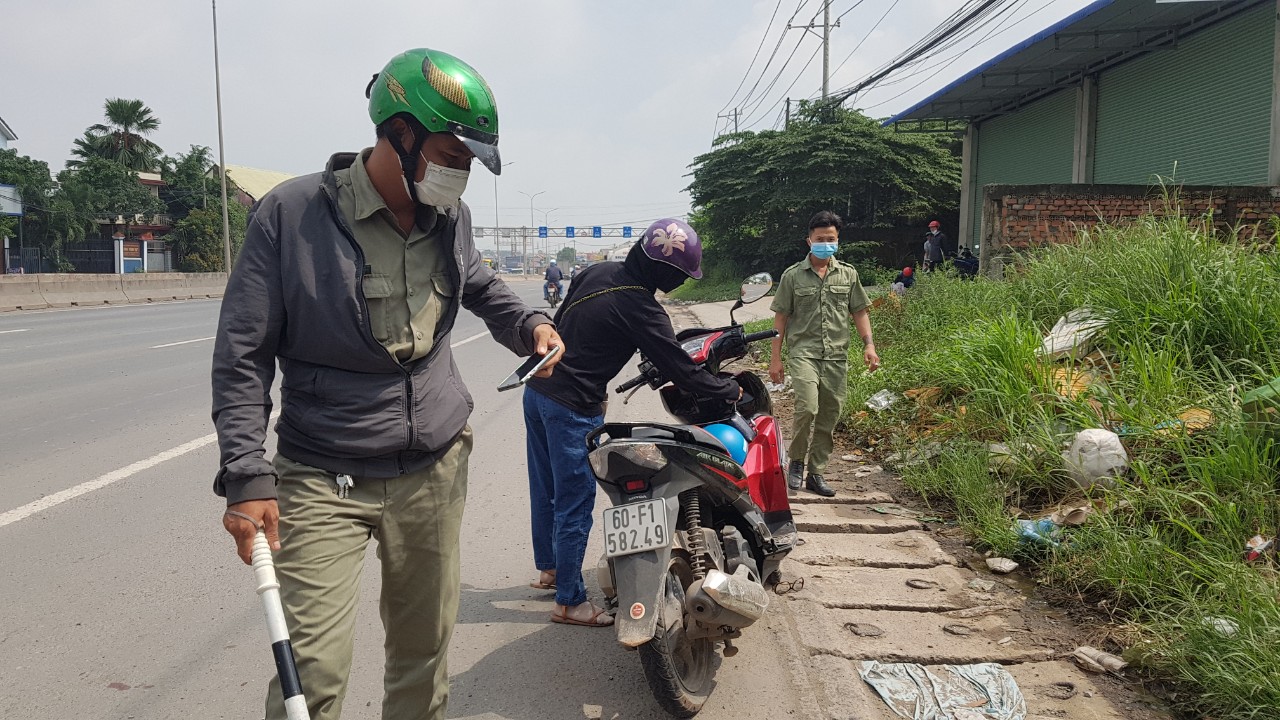 Dân sinh - Đồng Nai: Người đi đường tự giác bảo vệ tài sản cho nạn nhân bị TNGT (Hình 2).