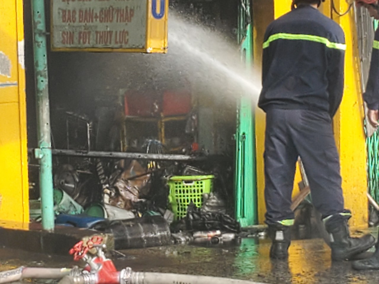 Dân sinh - Đồng Nai:  Cháy lớn tại cơ sở mua, bán phụ tùng ô tô (Hình 2).