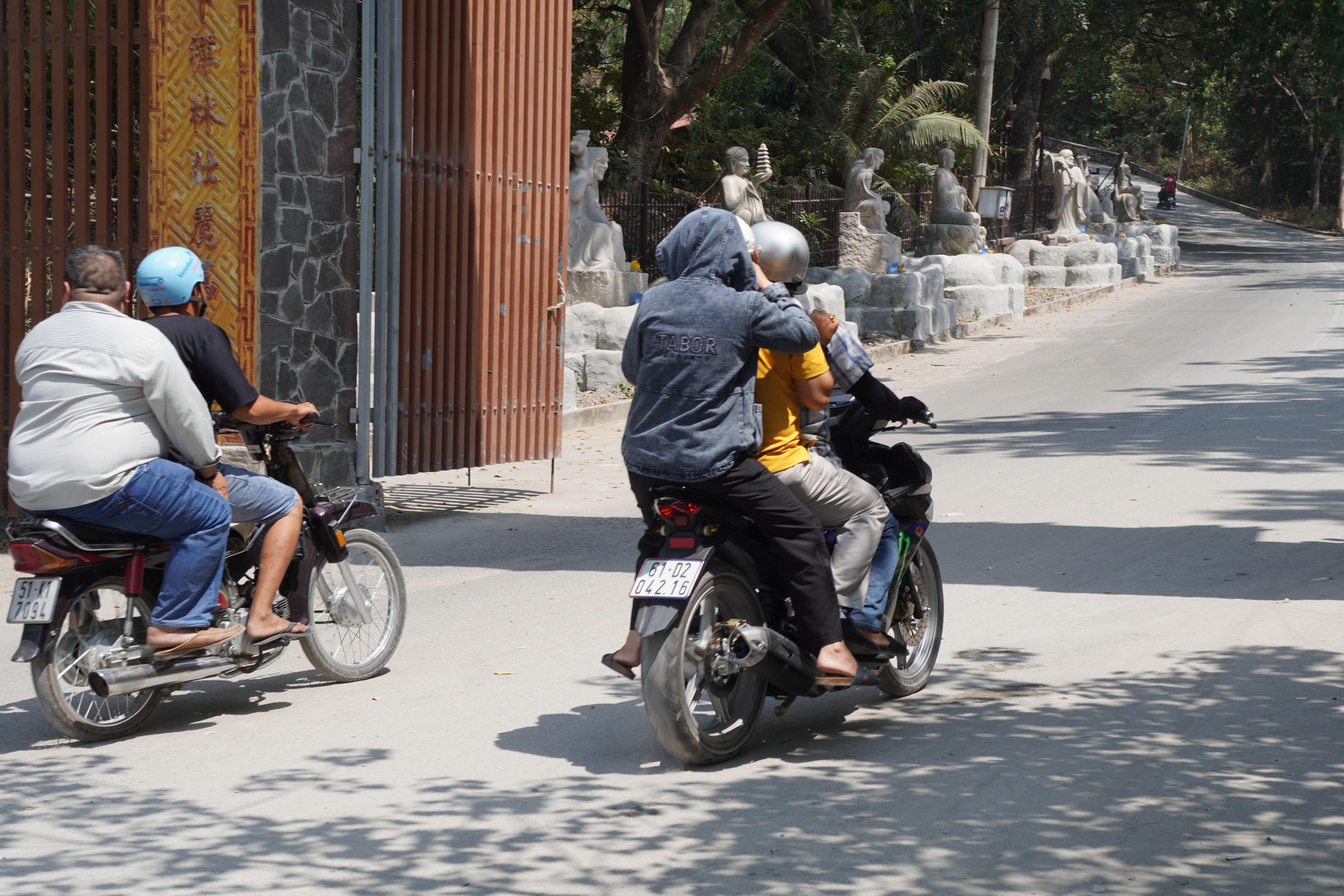 Dân sinh - Bình Dương: Bát nháo xe ôm chèo kéo khách dưới chân chùa Châu Thới (Hình 2).