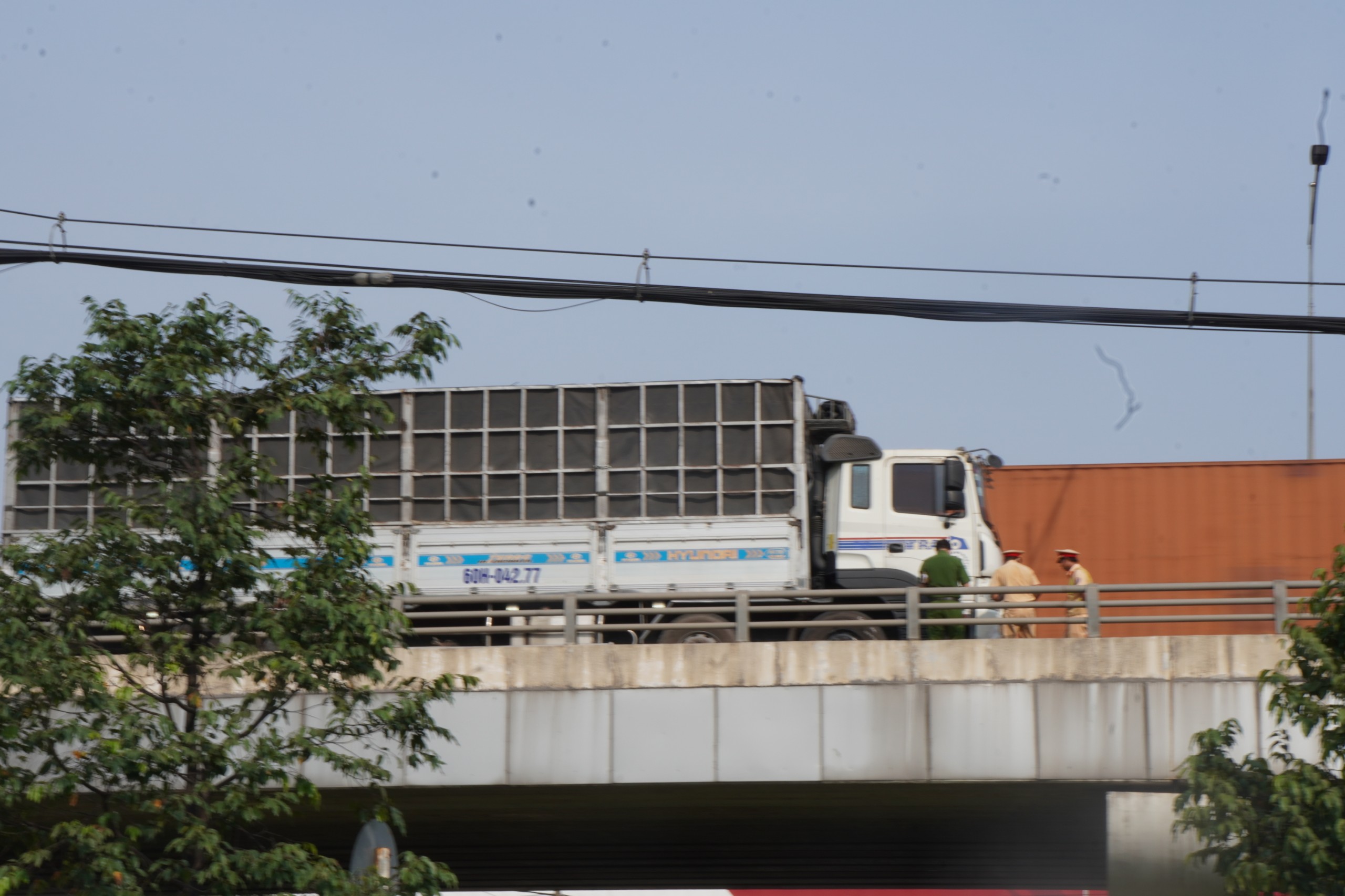 Dân sinh - Đồng Nai: Tai nạn nghiêm trọng trên cầu vượt Amata, 2 người tử vong (Hình 2).