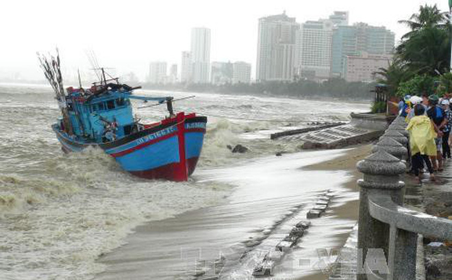 Xi nhan Trái Phải - Thiệt hại do bão, cứ đổ tại người dân chủ quan là xong?