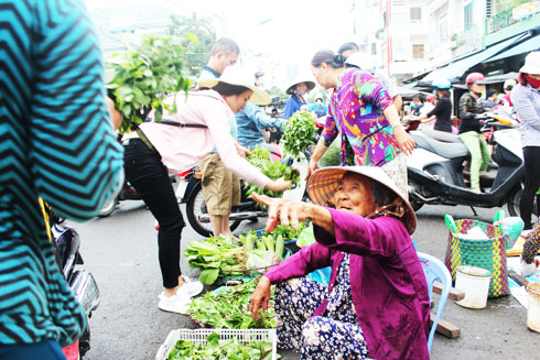 Xã hội - Người dân tích trữ thực phẩm ngày mưa gió, giá tăng vô tội vạ