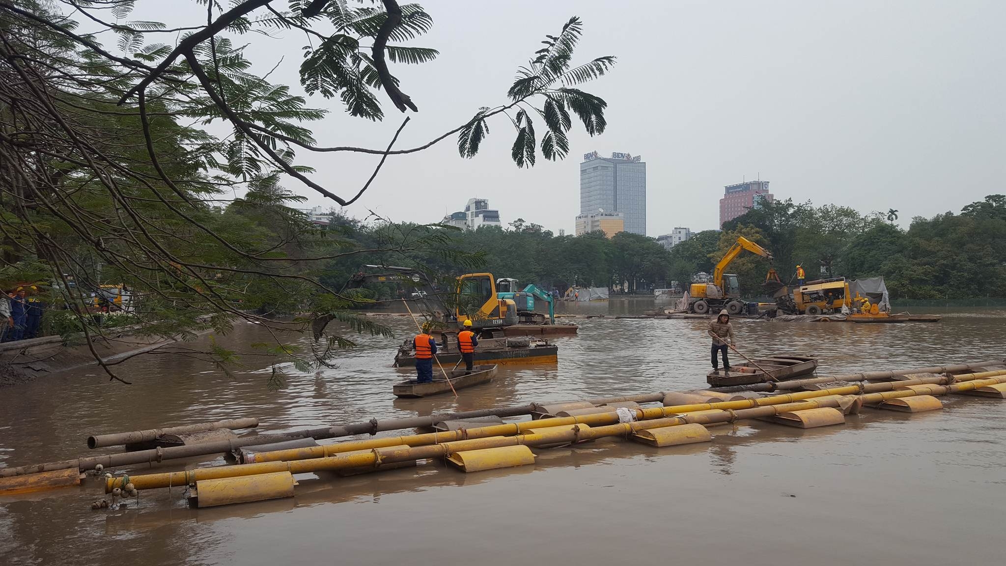 Xã hội - Cao điểm nạo vét Hồ Gươm: Gần chục máy xúc 'nổi' giữa hồ (Hình 5).