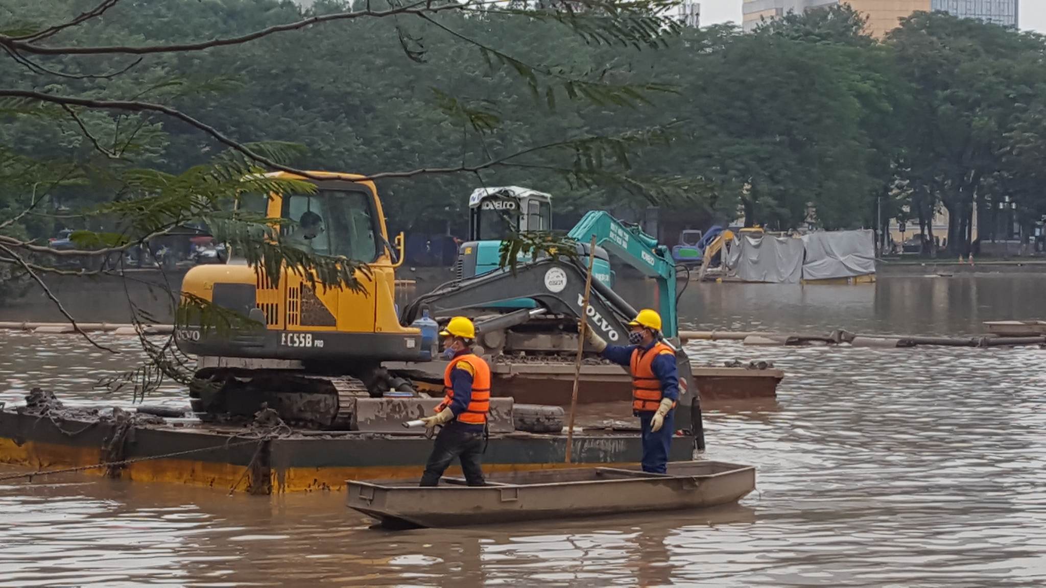 Xã hội - Cao điểm nạo vét Hồ Gươm: Gần chục máy xúc 'nổi' giữa hồ