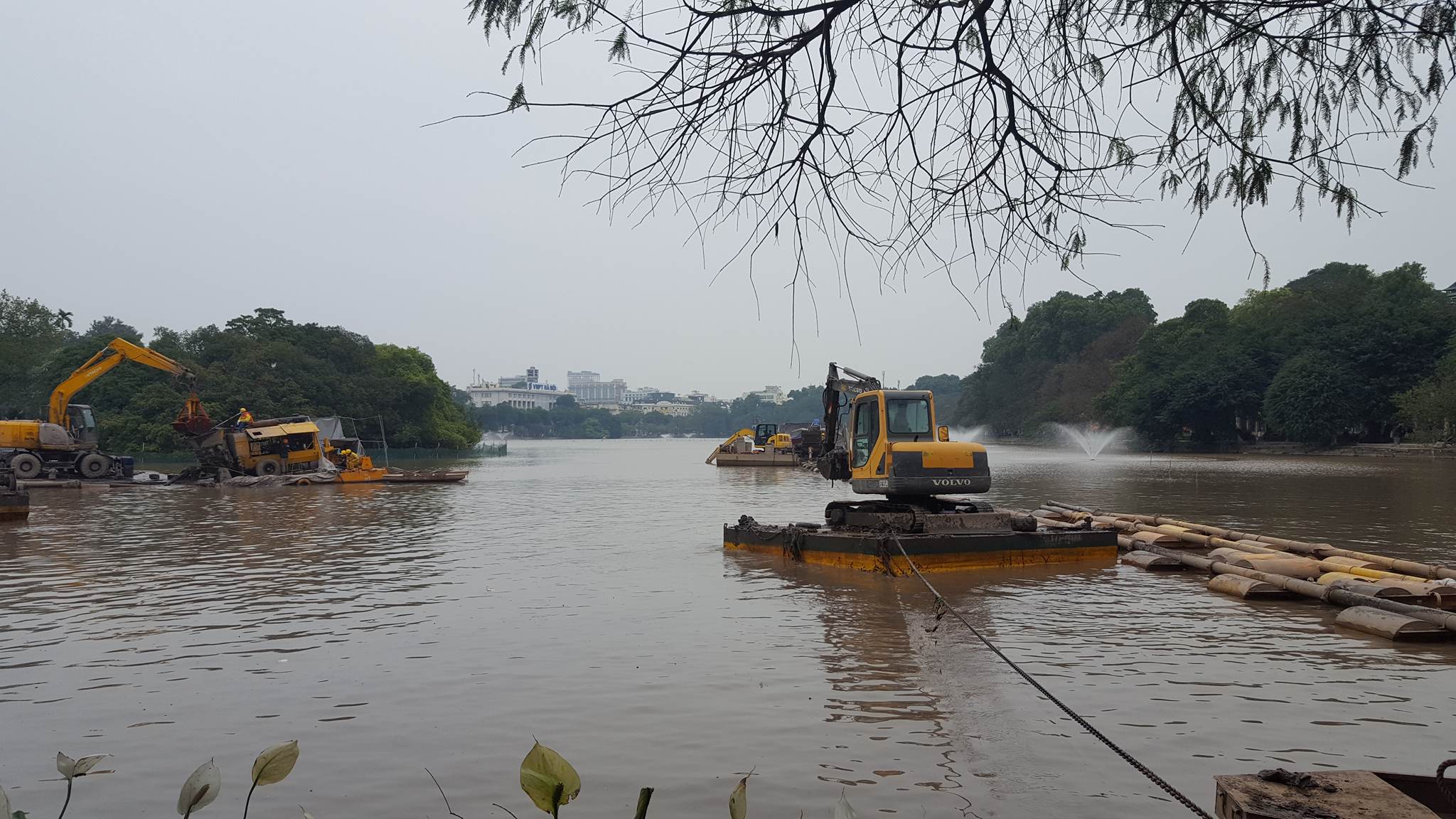 Xã hội - Cao điểm nạo vét Hồ Gươm: Gần chục máy xúc 'nổi' giữa hồ (Hình 3).