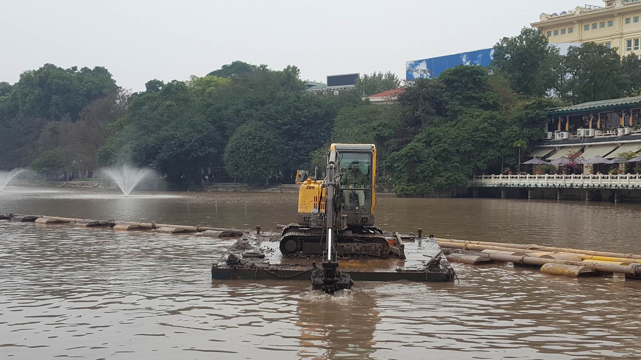 Xã hội - Cao điểm nạo vét Hồ Gươm: Gần chục máy xúc 'nổi' giữa hồ (Hình 2).