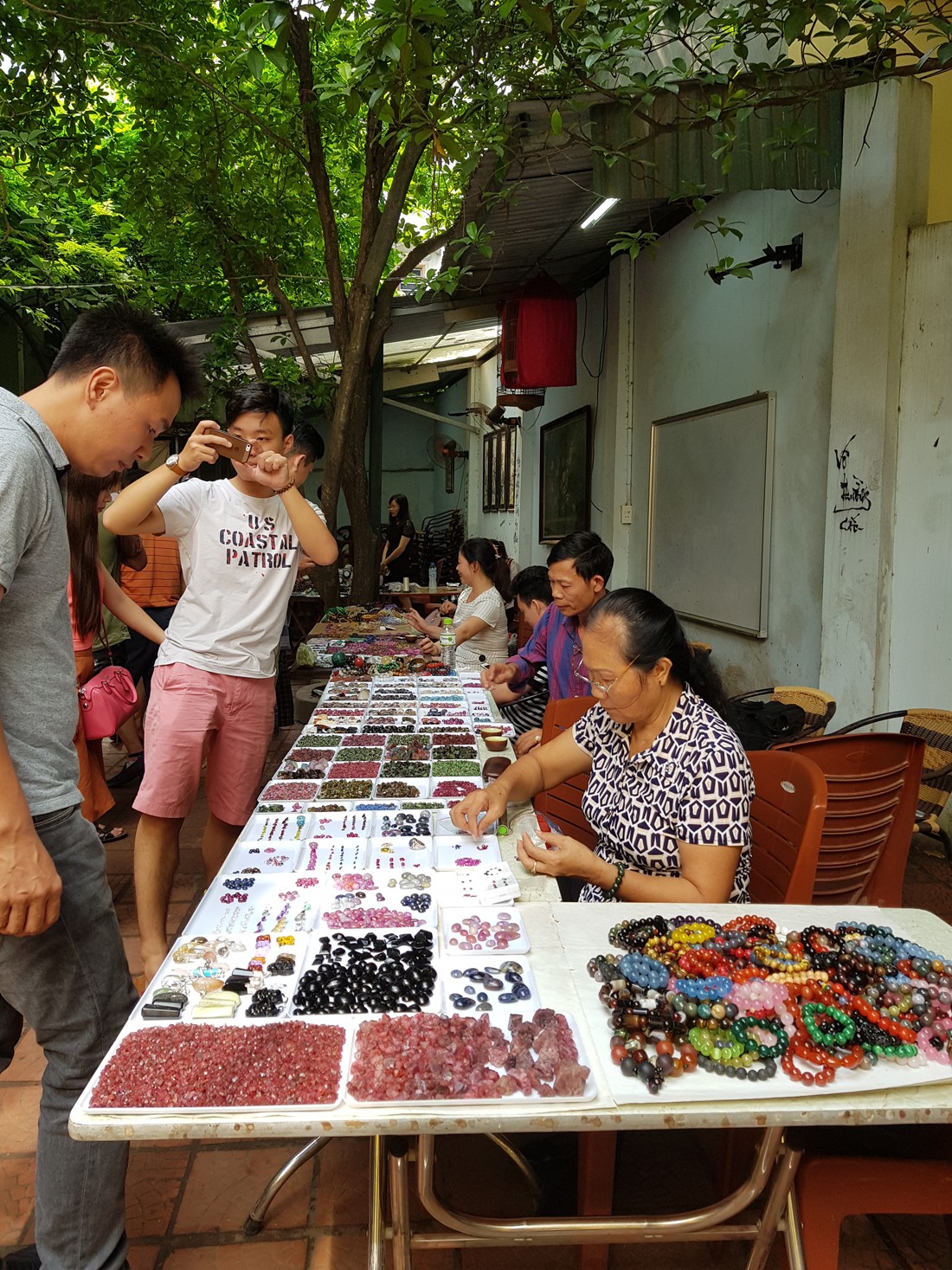 Đa dạng các loại đá được các tiểu thương bày bán.