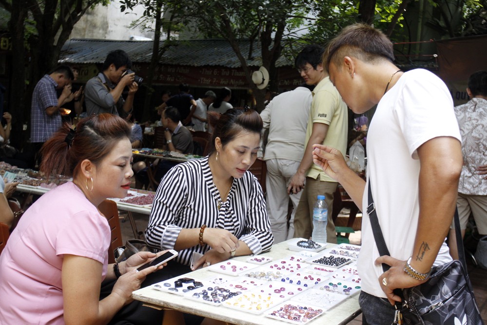 Một tiểu thương tại chợ đang tư vấn cho khách hàng về những viên đá Ruby.