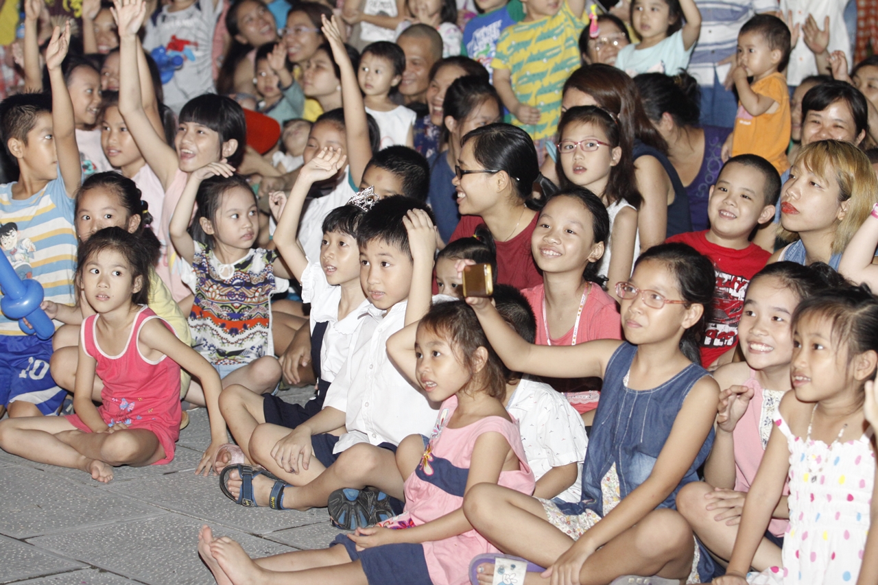 Hào hứng tham gia trò chơi trên sân khấu.