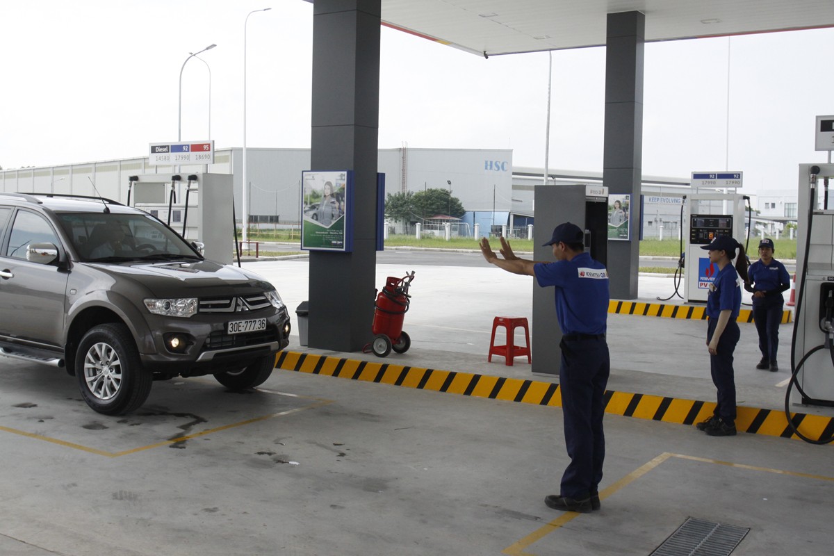 Khi có khách, nhân viên cây xăng sẽ ra hướng dẫn cho xe vào trạm bơm.