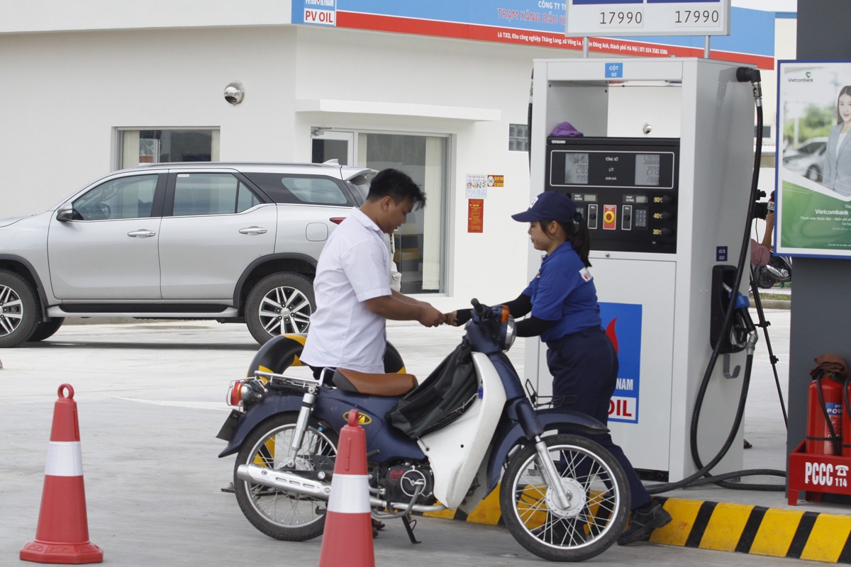 Ngoài trả tiền mặt, người mua xăng có thể quẹt thẻ.