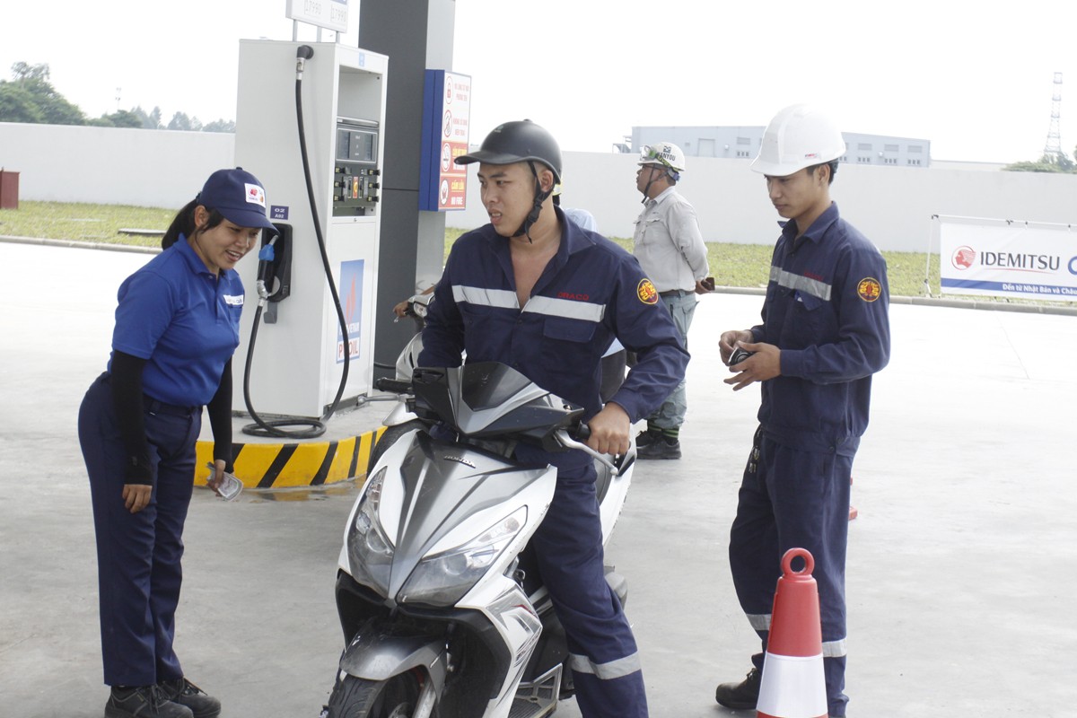 Khách hàng chủ yếu của trạm xăng là các công nhân viên đang làm việc trong khu công nghiệp.