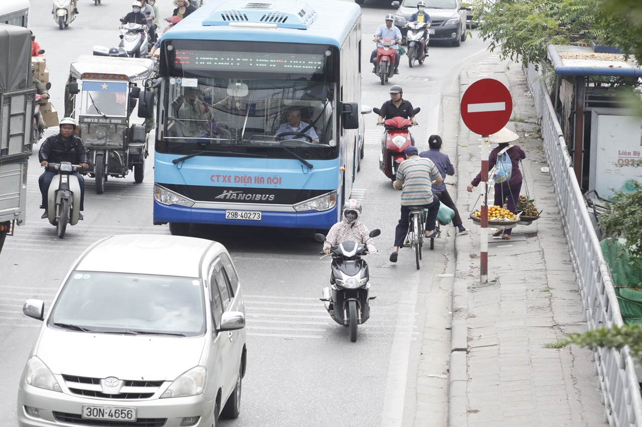 Tình trạng người tham gia giao thông đi ngược chiều, lấn làn xe bus nhanh diễn ra liên tục.